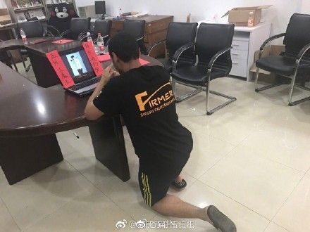 留学生沉迷王者荣耀难自拔 跪地拜师求上分[多图]